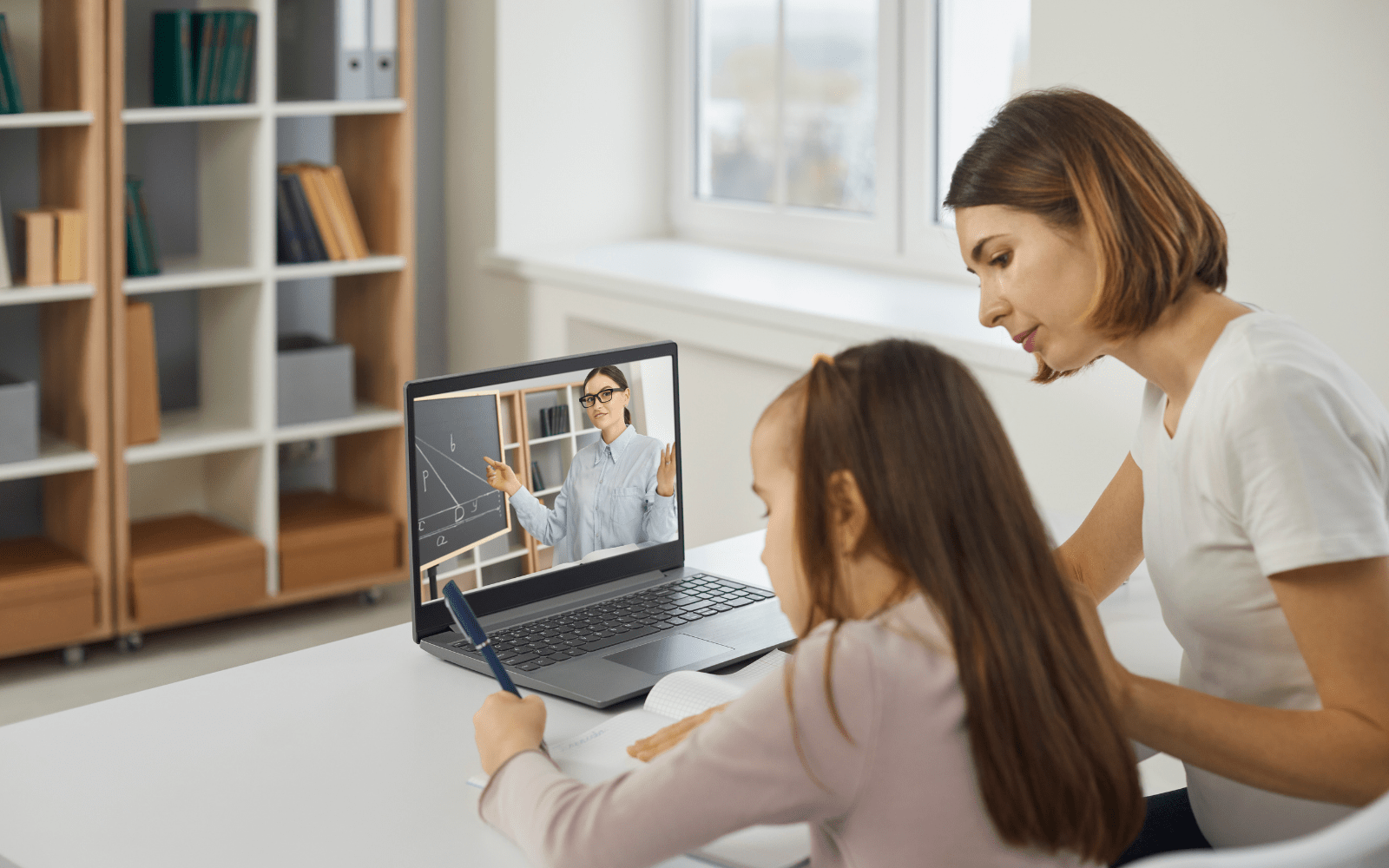Advantages and Characteristics of Live Streaming Education
